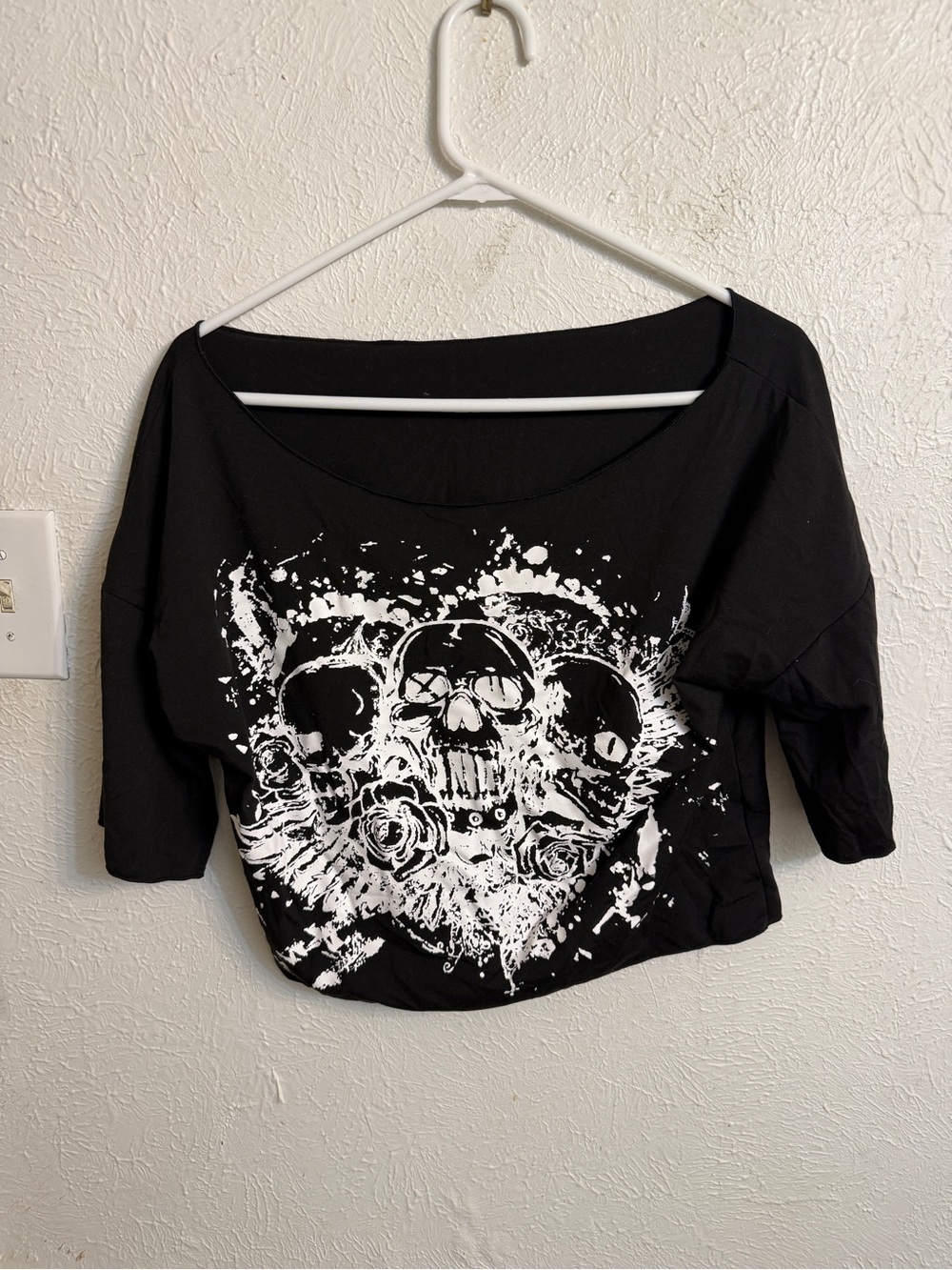 Black Women's Skull Graphic Crop Top - Scoop Neck